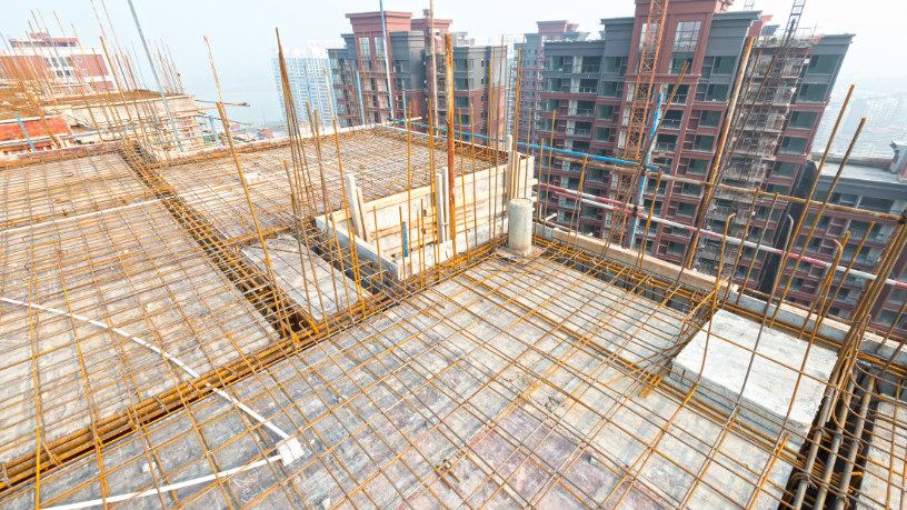 O estudo de Valderci Malagosini Machado explora a contribuição das lajes nervuradas treliçadas para a redução de peso próprio e a melhoria da eficiência estrutural.